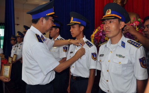 Trao huy hiệu “Tuổi Trẻ dũng cảm” cho cảnh sát biển