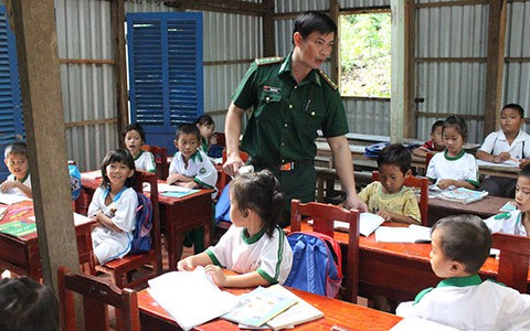 Khó đi, thầy cõng em đi...
