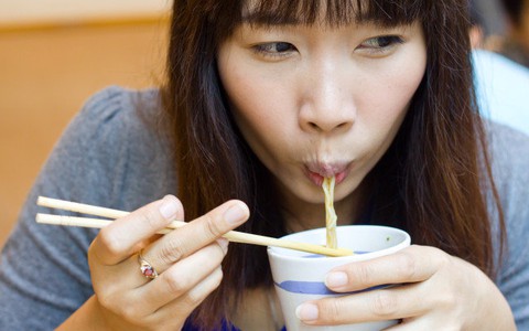 Nhà hàng Trung Quốc bán mì trộn… thuốc phiện
