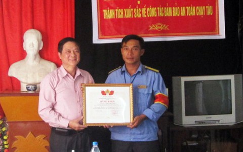 Tặng bằng khen cho nhân viên gác chắn cứu đoàn tàu