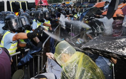 Hong Kong: Người biểu tình đụng độ cảnh sát