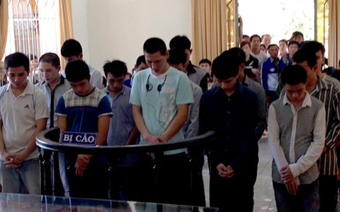 Tuyên án 15 bị cáo đập phá doanh nghiệp, đồn công an