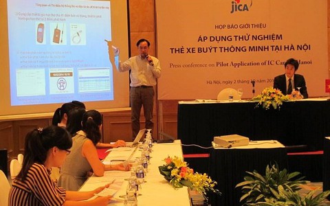 ​Phát hành 200.000 thẻ xe buýt điện tử miễn phí