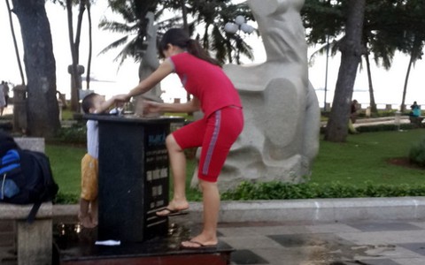 Dùng nước uống miễn phí để… rửa chân