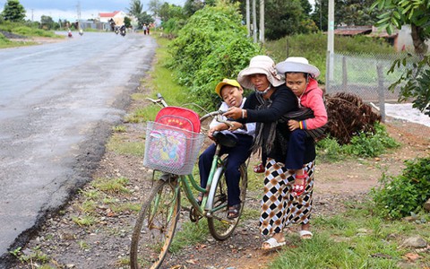 Đến trường trên đôi chân của mẹ