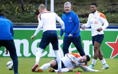 “Phù thủy” Hiddink ngồi trên lửa