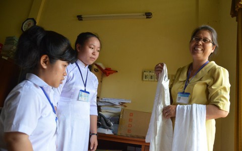 ​Cô lo áo, thầy lo cơm