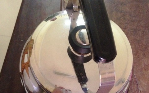 Giúp việc bỏ thuốc ngủ đầu độc gia chủ bị ghi hình