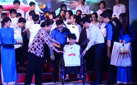 Ước gì mẹ ở đây thấy em nhận học bổng...
