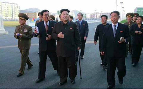 Lãnh đạo Kim chống gậy tái xuất