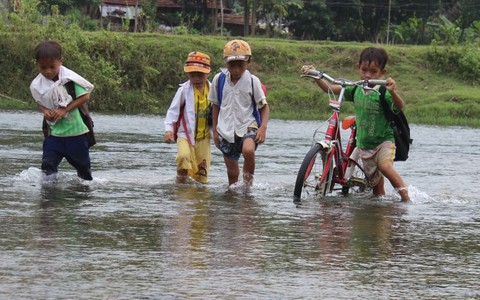 Học sinh lội suối đến trường