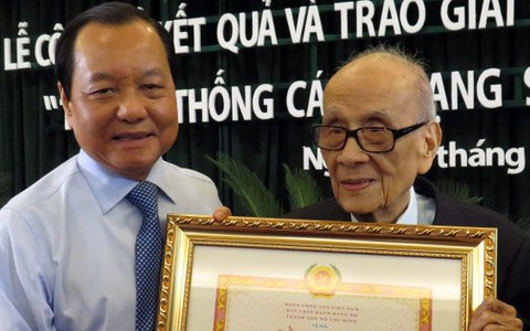 GS Vũ Khiêu đạt giải bài văn bia truyền thống