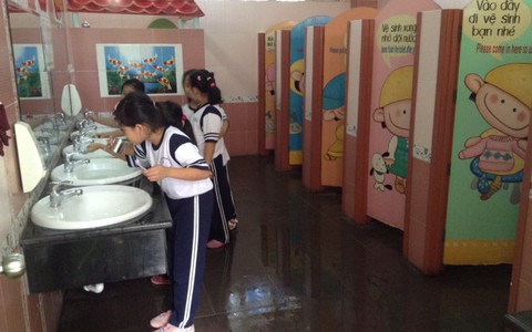 Một nhà vệ sinh, hai đời hiệu trưởng chưa trả hết nợ