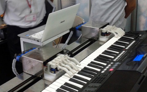 Robot chơi đàn organ của thầy giáo
