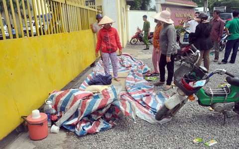 Dân ngủ ngay cổng, phản đối nhà máy gây ô nhiễm