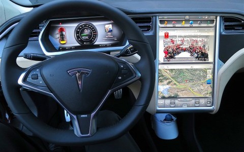 Mổ xẻ Tesla Model S còn hơn cả… iPad