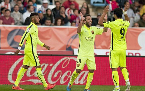 Luis Suarez tỏa sáng cứu Barcelona