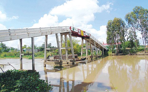 ​Cầu cản trở tàu bè lưu thông