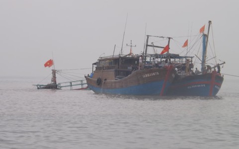 Nghệ An: Tàu cá vỡ toác do đâm đá ngầm