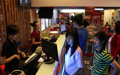 Văn nghệ “đi dây” giữa đạo đức và thị trường