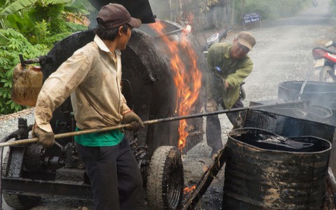 Những công nhân làm đường