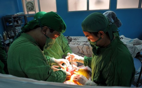 Cắt toàn bộ tử cung mà không thông báo
