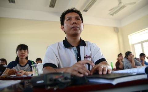 Chàng sinh viên mù vượt khó