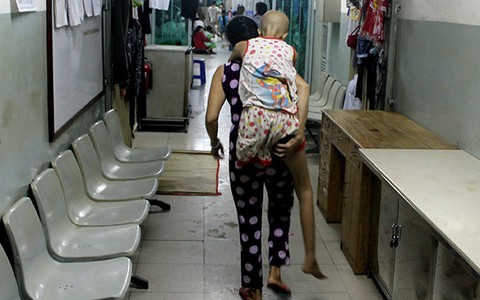 Mẹ là bước chân con