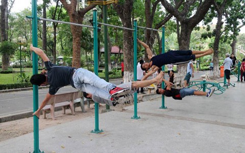 Bạn trẻ mê thể thao đường phố