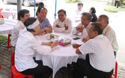 Tiếp tục đứng thẳng và đi tới