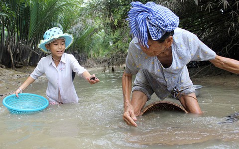 ​Bà và cháu ở ấp Mỹ Hạnh