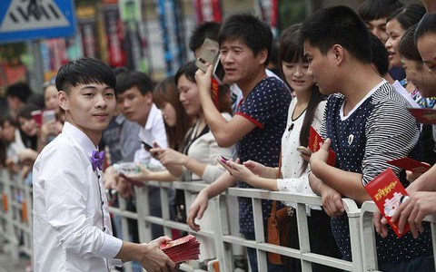 Triệu phú Trung Quốc phát tiền cho dân trong đám cưới