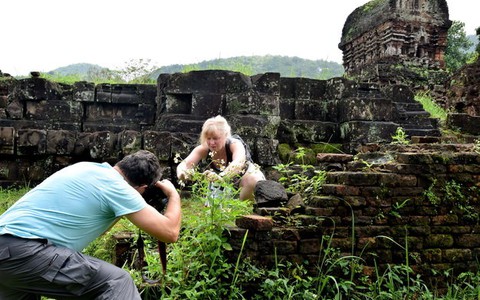 Bên tháp cổ