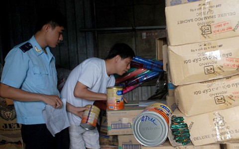 Hàng lậu tràn qua cửa khẩu Lao Bảo