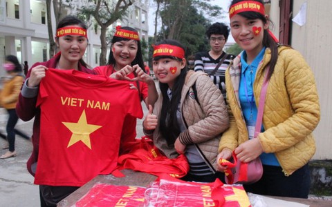 CĐV Nghệ An cuồng nhiệt trước giờ bóng lăn