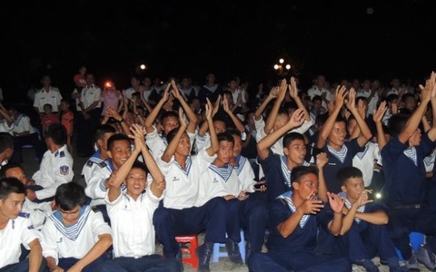 Sinh viên Cần Thơ giao lưu với chiến sĩ Vùng 5 Hải quân