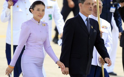 Hoàng phi Thái rời hoàng tộc sau bê bối họ hàng tham nhũng