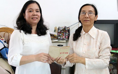 Bà Thủy hiến tặng sổ tiết kiệm cho Bảo tàng TP.HCM