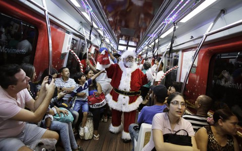 Chùm ảnh vui nhộn với ông già Noel khắp nơi