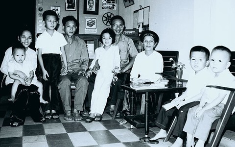 6 đứa con đều khai sinh ngày 7-5