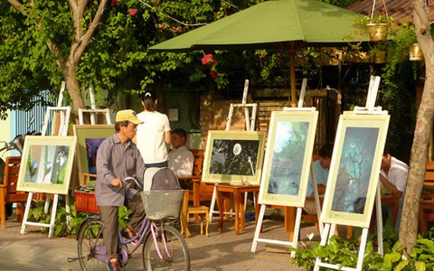 Phước “khùng” lại triển lãm “bụi”