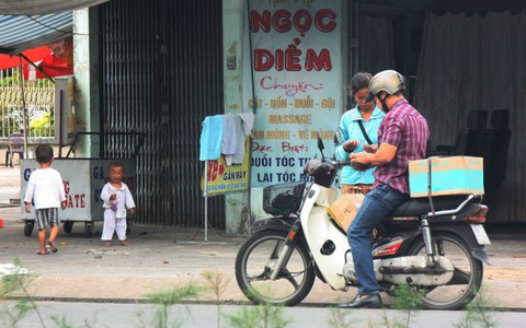 Hỗ trợ chỗ gởi con để mẹ đi bán vé số