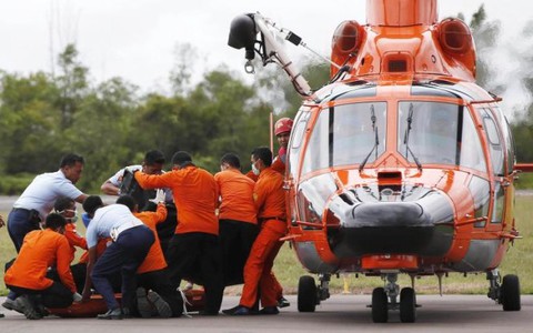 Chuyến bay QZ8501: Manh mối từ các mảnh vỡ và thi thể