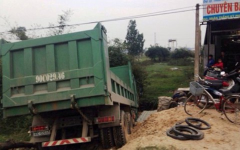Tạm giữ tài xế 3 lần tông xe vào CSGT