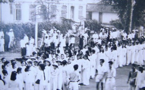 Kéo lên Sài Gòn, dự đám tang trò Ơn