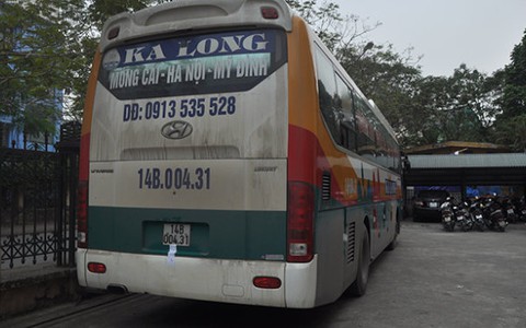 Bắt lô điện thoại giấu trong bình chữa cháy