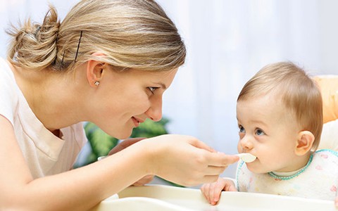 Trẻ biếng ăn, sai lầm từ cha mẹ