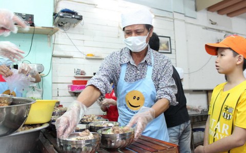 Ca sĩ Chế Linh làm phục vụ tại quán cơm Nụ Cười