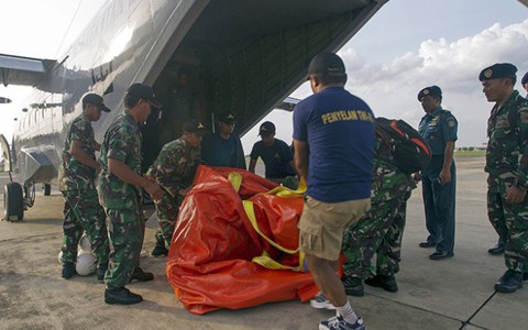 ​Dùng bong bóng khí cầu vớt đuôi máy bay AirAsia