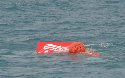 Indonesia vớt được đuôi máy bay QZ8501